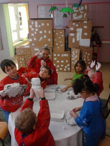 ville en carton, figurines en plâtre