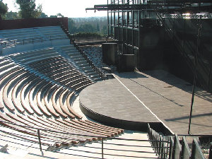l'amphithéâtre avec ses 4000 assises en bois
