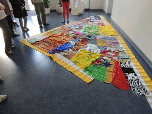 création collective d'un voile d'ombrage en tissu