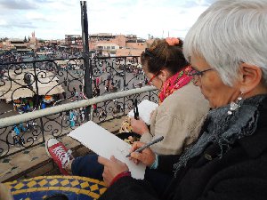 croquis sur la terrasse surplombant la place Djema El Fna stage carnet de voyage laurence mellinger 