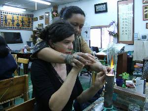 dix ans de moins! au centre Aborigène de création des perles en verre